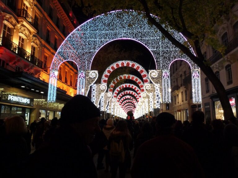 5 Lione alla velocità della luce. Immagini e video dall’annuale Fête des lumières, carosello creativo coinvolgente e strabiliante, che attira tre milioni di spettatori dalla Francia e dall’estero