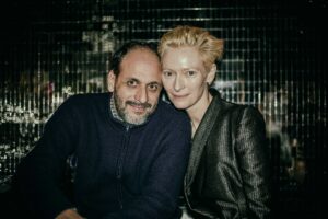 Che ci faceva Tilda Swinton all’opening milanese di Otto Zoo? Semplice, a inaugurare una personale era il suo giovanissimo fidanzato tedesco, Sandro Kopp: ecco tutte le immagini