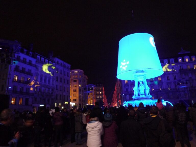 6 Lione alla velocità della luce. Immagini e video dall’annuale Fête des lumières, carosello creativo coinvolgente e strabiliante, che attira tre milioni di spettatori dalla Francia e dall’estero