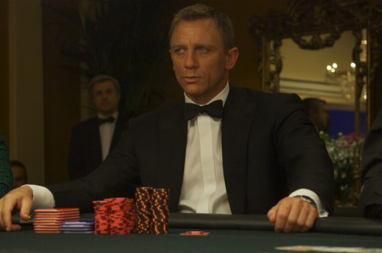 7. Daniel Craig Casino Royale © 2006 Danjaq LLC United Artists Cor 800x531 Sky Arte Updates: da Sean Connery a Daniel Craig, il mito di James Bond in mostra alla Kunsthal di Rotterdam. Tra oggetti di scena e scenografie griffate 007