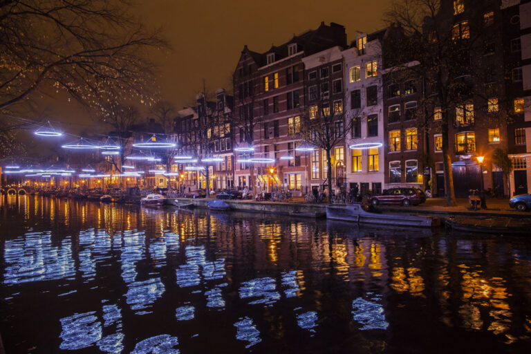 Amsterdam Light Festival 2014 Effervescense. Photo © Janus van den Eijnden Torna il Light Festival di Amsterdam, con grandi installazioni luminose tra le strade ed i canali. Per un romantico tour in barca, nella ville lumière d'Olanda