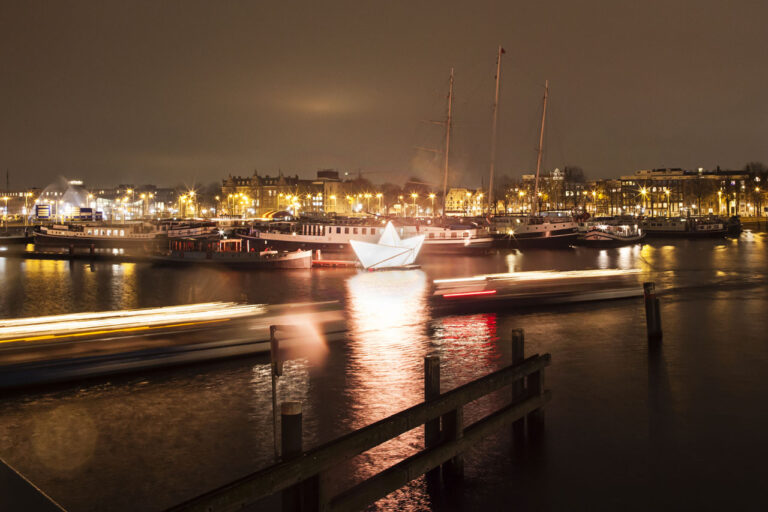Amsterdam Light Festival 2014 Katja Galyuk City+Light Intrepid The Paper Boat. Photo © Janus van den Eijnden Torna il Light Festival di Amsterdam, con grandi installazioni luminose tra le strade ed i canali. Per un romantico tour in barca, nella ville lumière d'Olanda
