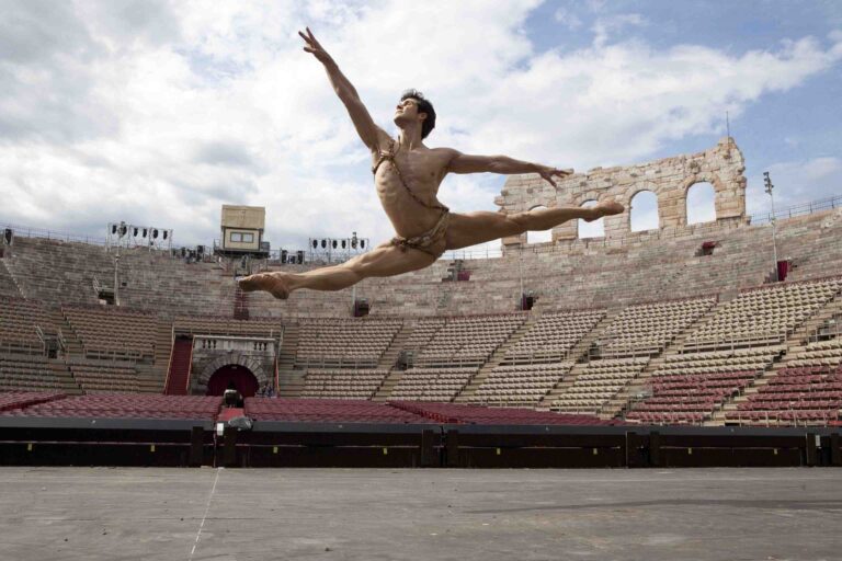 Arena Roberto Bolle 1260 foto Luciano Romano b UniCredit restaura Arena di Verona. Intervista a Federico Ghizzoni