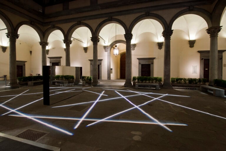 Bianco Valente Tu sei qui Cortile di Palazzo Strozzi 2014 foto Martino Margheri 02 “Tu sei qui”. Ecco le immagini dell'installazione di Bianco Valente nel cortile di Palazzo Strozzi, a Firenze: specchi e luci per un'esperienza fra il concettuale e l'esistenziale