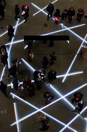 “Tu sei qui”. Ecco le immagini dell’installazione di Bianco Valente nel cortile di Palazzo Strozzi, a Firenze: specchi e luci per un’esperienza fra il concettuale e l’esistenziale