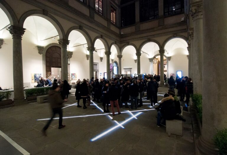 Bianco Valente Tu sei qui Cortile di Palazzo Strozzi 2014 foto Martino Margheri 05 “Tu sei qui”. Ecco le immagini dell'installazione di Bianco Valente nel cortile di Palazzo Strozzi, a Firenze: specchi e luci per un'esperienza fra il concettuale e l'esistenziale