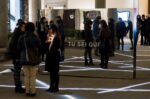 Bianco Valente Tu sei qui Cortile di Palazzo Strozzi 2014 foto Martino Margheri 06 “Tu sei qui”. Ecco le immagini dell'installazione di Bianco Valente nel cortile di Palazzo Strozzi, a Firenze: specchi e luci per un'esperienza fra il concettuale e l'esistenziale