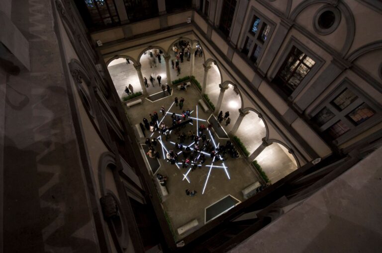 Bianco Valente Tu sei qui Cortile di Palazzo Strozzi 2014 foto Martino Margheri 07 “Tu sei qui”. Ecco le immagini dell'installazione di Bianco Valente nel cortile di Palazzo Strozzi, a Firenze: specchi e luci per un'esperienza fra il concettuale e l'esistenziale