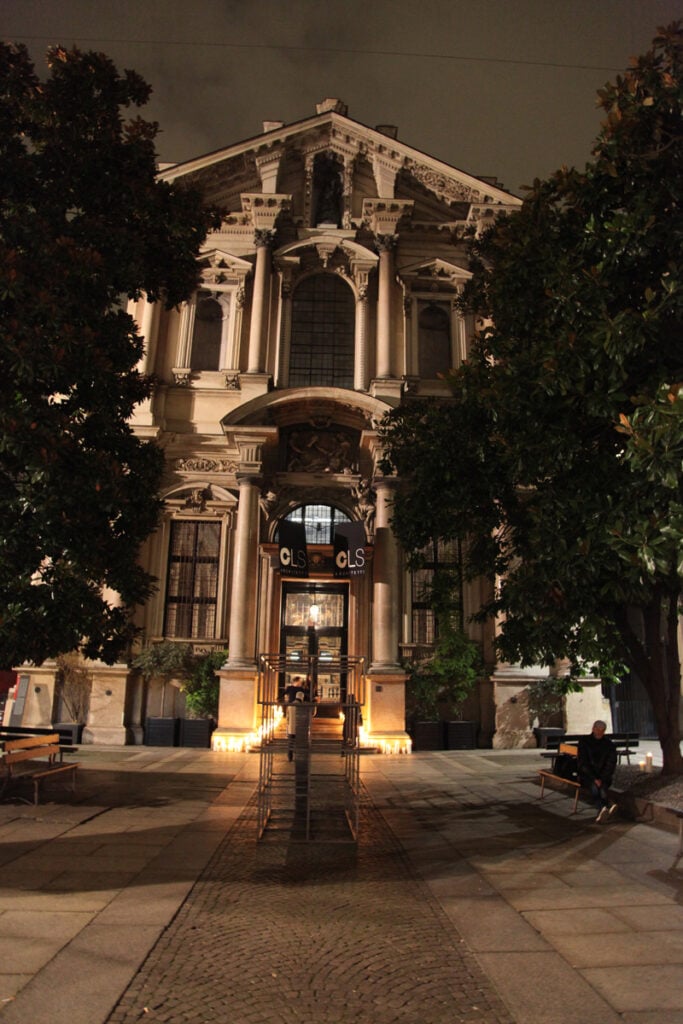 Immagini dall’inaugurazione del nuovo studio milanese di CLS Architetti. Scenario una chiesa sconsacrata del ‘500, clou il concerto privato di Lykke Li