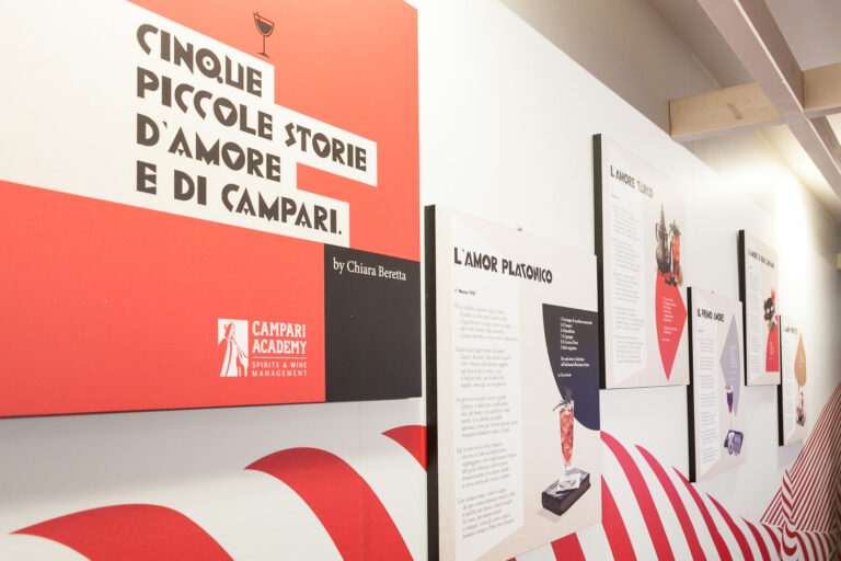 Chiara Beretta interpreta il Cantastorie Campari 1 Un brindisi per Bruno Munari: cinque cocktail d’autore per reinterpretare il “Cantastorie Campari” firmato nel 1931 dal designer per il Corriere della Sera