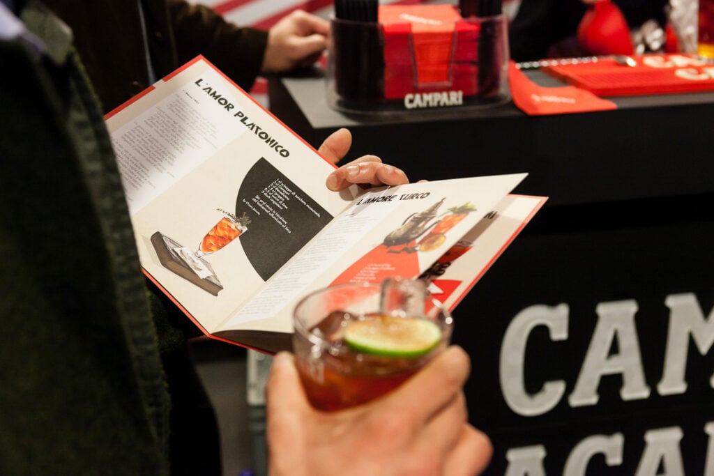 Un brindisi per Bruno Munari: cinque cocktail d’autore per reinterpretare il “Cantastorie Campari” firmato nel 1931 dal designer per il Corriere della Sera