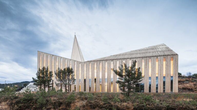 Community Church Knarvik Reiulf Ramstad Arkitekter Nuove architetture sacre. Ecco la chiesa di Reiulf Ramstad Architects, in Norvegia. Nel segno della bellezza e della qualità contemporanea