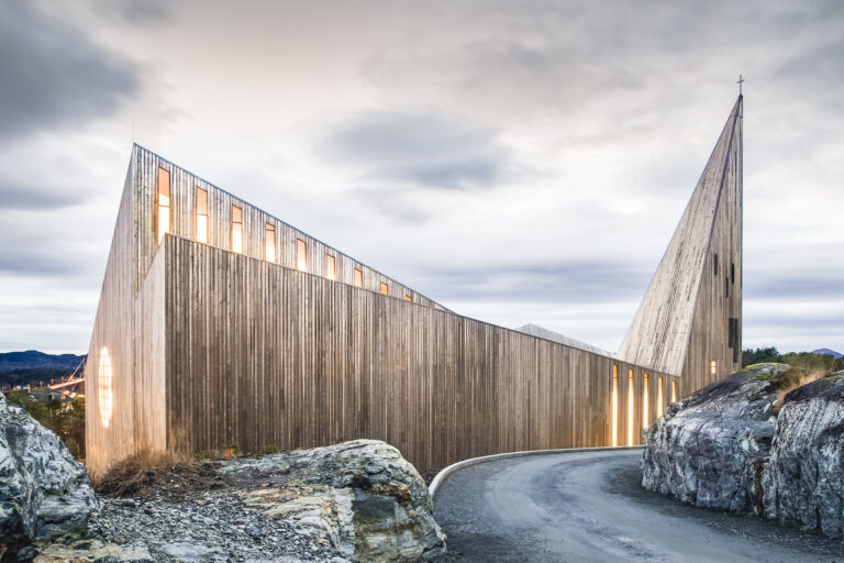 Community Church Knarvik Reiulf Ramstad Arkitekter foto © Hundven Clements Photography 6 Nuove architetture sacre. Ecco la chiesa di Reiulf Ramstad Architects, in Norvegia. Nel segno della bellezza e della qualità contemporanea