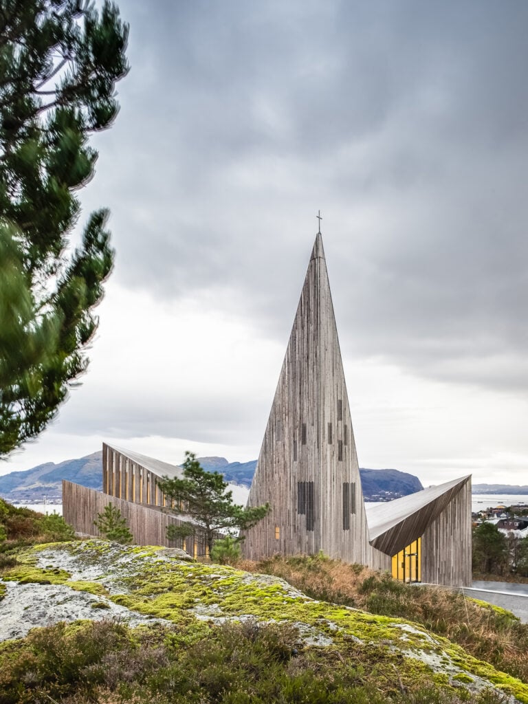 Community Church Knarvik Reiulf Ramstad Arkitekter foto © Hundven Clements Photography 7 Nuove architetture sacre. Ecco la chiesa di Reiulf Ramstad Architects, in Norvegia. Nel segno della bellezza e della qualità contemporanea