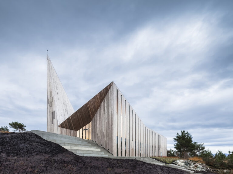 Community Church Knarvik Reiulf Ramstad Arkitekter foto © Hundven Clements Photography Nuove architetture sacre. Ecco la chiesa di Reiulf Ramstad Architects, in Norvegia. Nel segno della bellezza e della qualità contemporanea