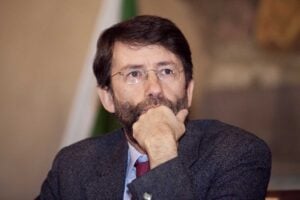 Dario Franceschini: insegneremo i testi dei cantautori nelle scuole. Quali di questi 15 mettereste nei libri di testo? Votate il nuovo sondaggio di Artribune