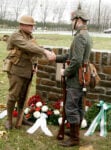 Due discendenti di veterani di guerra commemorano la tregua di Natale 2008 Natale in Flanders Fields. 25 dicembre 1914: la street art e la tregua natalizia della Grande Guerra