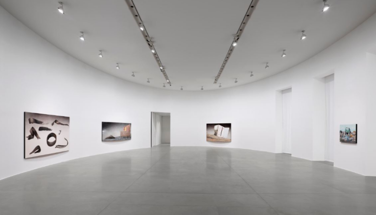 Ed Ruscha – Paintings – veduta della mostra presso la Gagosian Gallery Roma 2014 courtesy of Gagosian Gallery and the artist photo by Matteo D’Eletto M3 Studio 2 Ed Ruscha e il declino dell’impero americano. Da Gagosian a Roma