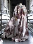 Fashion Mix Vivienne Westwood robe Fragonard 1991 L’identità plurale e nomade della moda francese. Al Palais Galliera di Parigi “Fashion Mix” racconta una storia di genialità, stile e immigrazione