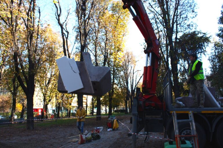 Gavin Kenyon Four Sentinels 2014 – alcuni momenti di assemblaggio e installazione 5 Non ci sono cazzi. La vera storia della scultura di Gavin Kenyon a Milano