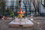 Gavin Kenyon Four Sentinels 2014 – alcuni momenti di assemblaggio e installazione 7 Non ci sono cazzi. La vera storia della scultura di Gavin Kenyon a Milano