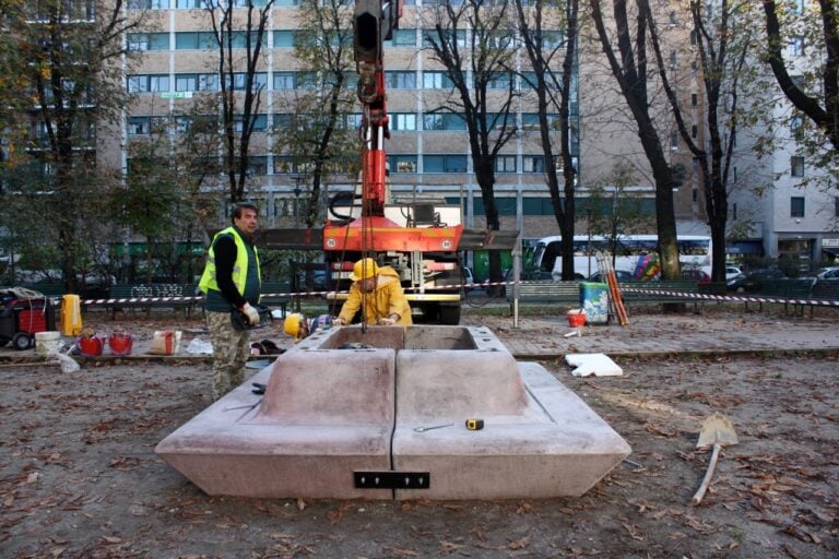 Gavin Kenyon Four Sentinels 2014 – alcuni momenti di assemblaggio e installazione 7 Non ci sono cazzi. La vera storia della scultura di Gavin Kenyon a Milano