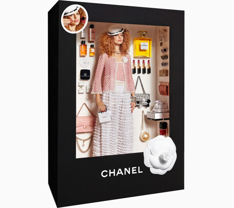 Giampaolo Sgura living dolls Chanel Le living dolls di Giampaolo Sgura su Vogue. Da Gucci a Chanel: dodici barbie, con abiti e accessori, per dodici griffe. Tentazioni da adulte-bambine