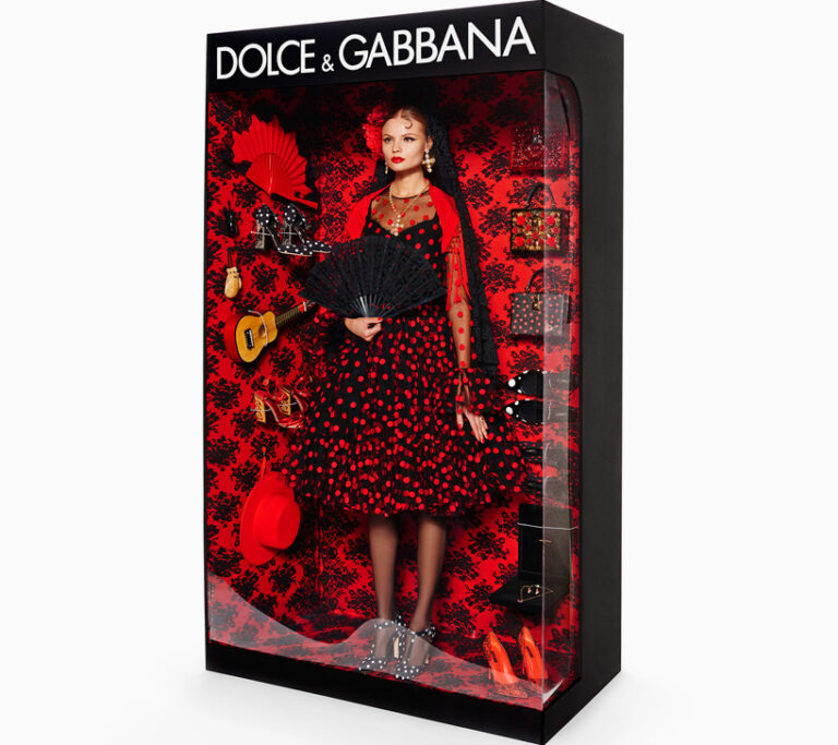 Giampaolo Sgura living dolls DolceGabbana Le living dolls di Giampaolo Sgura su Vogue. Da Gucci a Chanel: dodici barbie, con abiti e accessori, per dodici griffe. Tentazioni da adulte-bambine