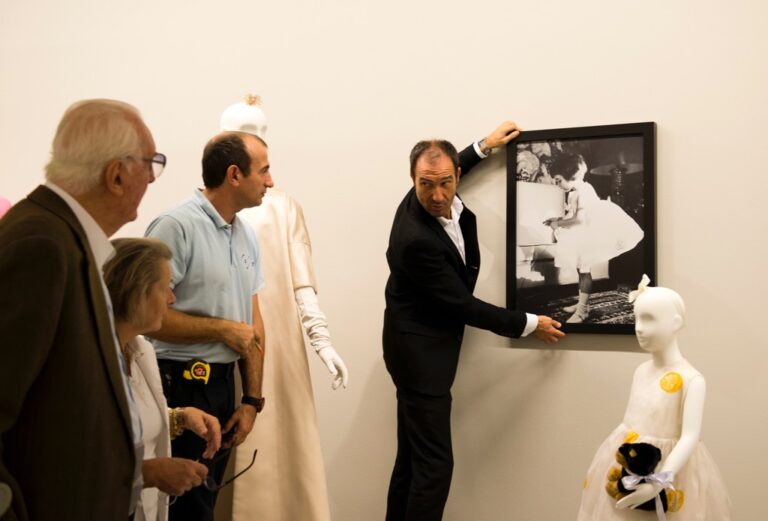Hubert de Givenchy allestimento della mostra presso il Museo Thyssen Bornemisza Madrid 2014 3 È morto Hubert de Givenchy, maestro della moda. Le immagini di una prodigiosa carriera
