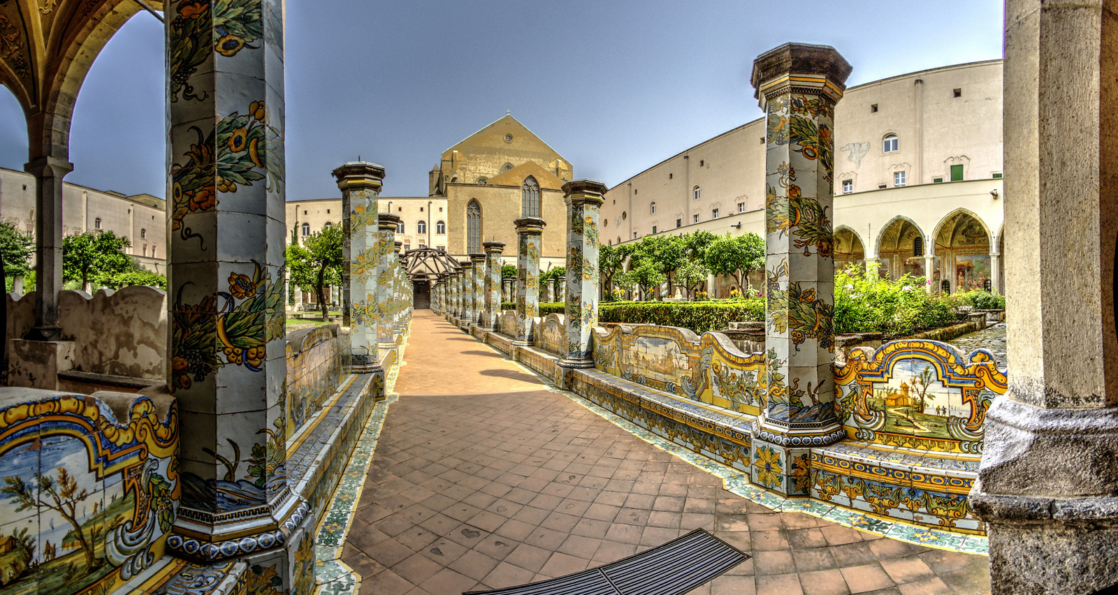 Il chiostro maiolicato di Santa Chiara, a Napoli, restaurato col contributo della Fondazione Napoli 99