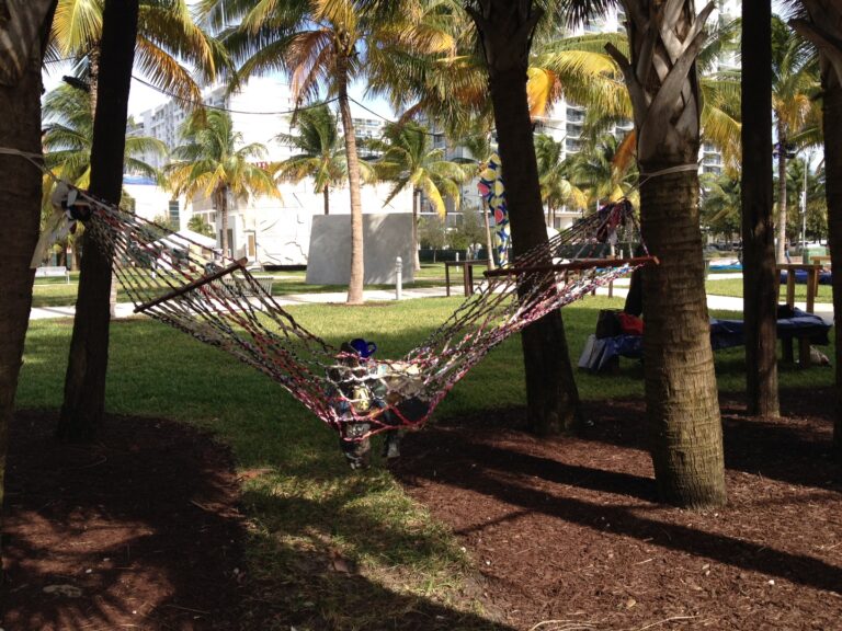 Jessica Jackson Hutchins Miami Updates: che triste il programma Public di Art Basel! Le sculture all'aperto non raggiungono neppure lontanamente il livello di Frieze e Fiac