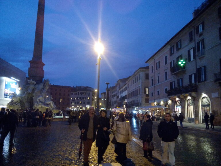 Lopera di Donato Piccolo installata a Piazza Navona foto Ruggero Passeri 2 L’opera censurata di Piazza Navona. Vigili e soprintendenza spengono l’installazione di Donato Piccolo a Roma