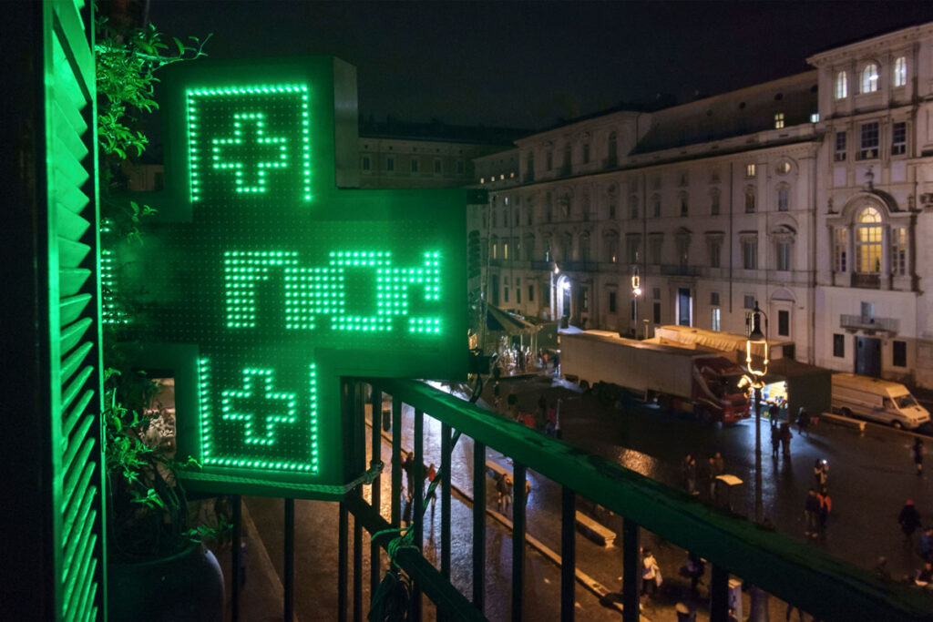 L’opera censurata di Piazza Navona. Vigili e soprintendenza spengono l’installazione di Donato Piccolo a Roma