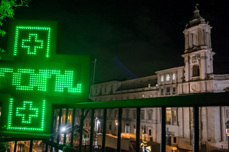 Lopera di Donato Piccolo installata a Piazza Navona foto Ruggero Passeri 4 L’opera censurata di Piazza Navona. Vigili e soprintendenza spengono l’installazione di Donato Piccolo a Roma