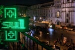 Lopera di Donato Piccolo installata a Piazza Navona foto Ruggero Passeri 5 L’opera censurata di Piazza Navona. Vigili e soprintendenza spengono l’installazione di Donato Piccolo a Roma