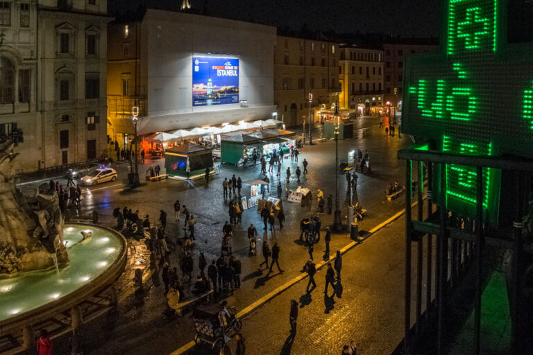 Lopera di Donato Piccolo installata a Piazza Navona foto Ruggero Passeri 6 L’opera censurata di Piazza Navona. Vigili e soprintendenza spengono l’installazione di Donato Piccolo a Roma