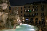 Lopera di Donato Piccolo installata a Piazza Navona foto Ruggero Passeri 7 L’opera censurata di Piazza Navona. Vigili e soprintendenza spengono l’installazione di Donato Piccolo a Roma