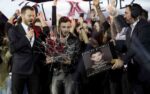 Lorenzo Fragola vince X Factor 8 Sky Arte Updates: premio d’artista per X-Factor 8, con Marco Lodola che firma il trofeo assegnato a Lorenzo Fragola