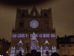 Lyon b Lione alla velocità della luce. Immagini e video dall’annuale Fête des lumières, carosello creativo coinvolgente e strabiliante, che attira tre milioni di spettatori dalla Francia e dall’estero