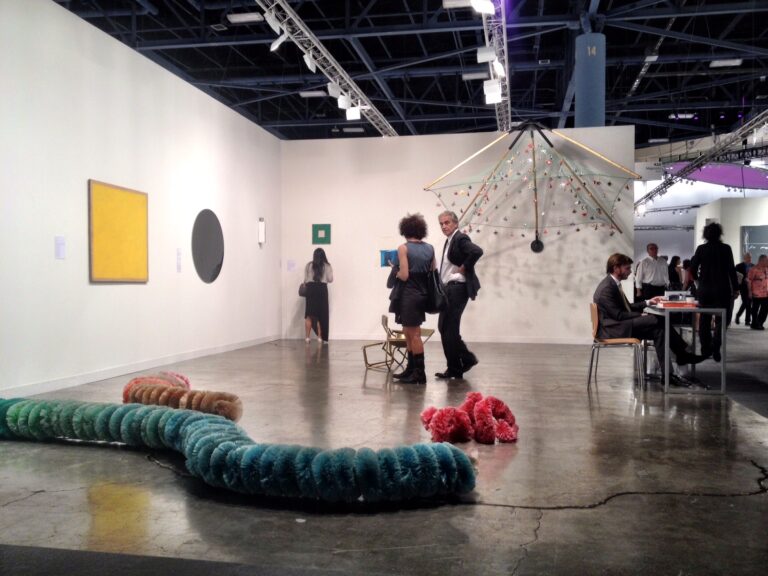 Magazzino Miami Updates: primissime immagini da Art Basel Miami Beach. Atmosfera esuberante, qualità degli stand sui massimi livelli