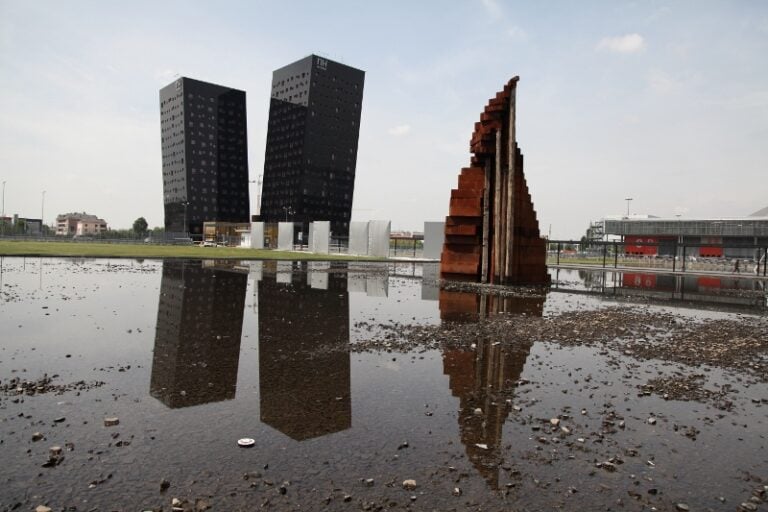 Maria Cristina Carlini La Nuova Città Che Sale 1 Expo 2015, alla Fiera di Rho una scultura di Maria Cristina Carlini. La nuova città che sale si specchia nelle architetture di Fuksas e Perrault