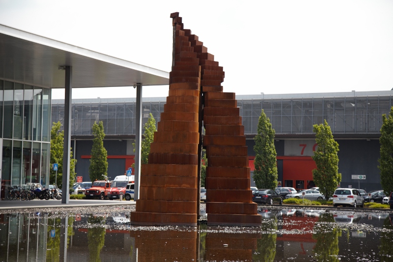 Expo 2015, alla Fiera di Rho una scultura di Maria Cristina Carlini. La nuova città che sale si specchia nelle architetture di Fuksas e Perrault