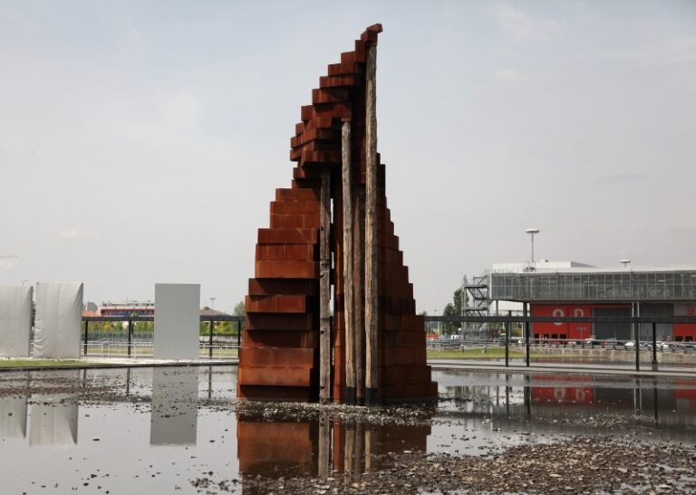 Maria Cristina Carlini La Nuova Città Che Sale 4 Expo 2015, alla Fiera di Rho una scultura di Maria Cristina Carlini. La nuova città che sale si specchia nelle architetture di Fuksas e Perrault