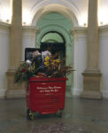 Michael Landy Tate Britain Christmas Tree 1997 Da Andy Warhol a Paul McCarthy, da Salvador Dalì a Diane Arbus. Ecco il nostro biglietto (collettivo) di auguri di Natale