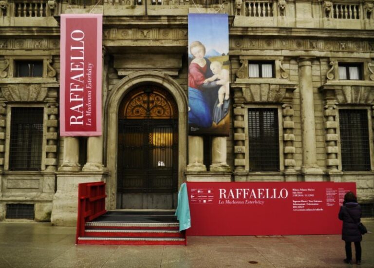 Milano Raffaello a Palazzo Marino 8 Raffaello a Palazzo Marino con la Madonna Esterházy: ecco le foto. Si rinnova a Milano la tradizione delle mostre gratuite di fine anno