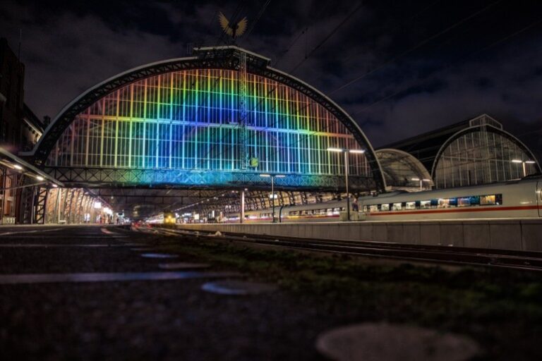 Rainbow Station Amsterdam L’arcobaleno di Amsterdam. Rainbow Station illumina il tetto della vecchia stazione. Un incantesimo tecnologico e monumentale