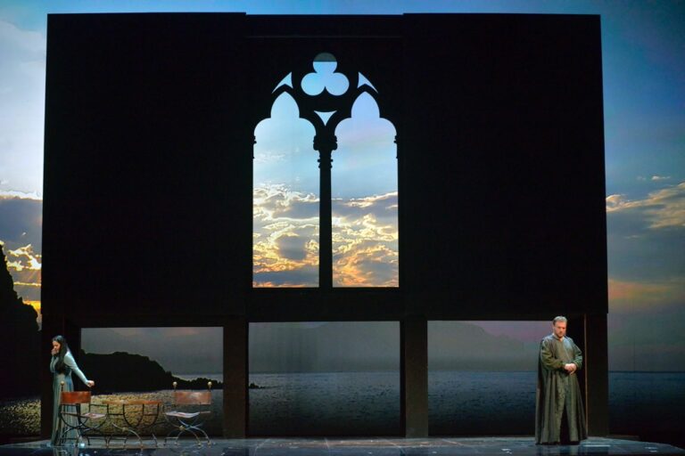 Simon Boccanegra Teatro La Fenice Venezia 2014 photo Michele Crosera 2 xl La Fenice raddoppia. Con Traviata e Simon Boccanegra