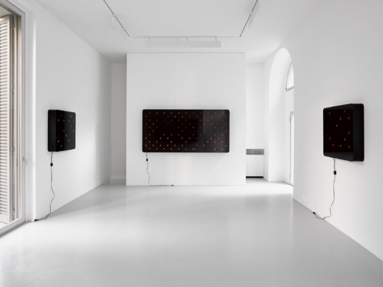 Tatsuo Miyajima KU veduta della mostra presso la Lisson Gallery Milano 2014 1 xl Riflettere sull’immortalità. Tatsuo Miyajima a Milano