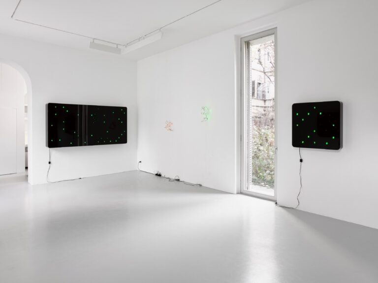 Tatsuo Miyajima KU veduta della mostra presso la Lisson Gallery Milano 2014 3 xl Riflettere sull’immortalità. Tatsuo Miyajima a Milano