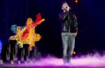 Una scultura di Lodola sul palco di X Factor Sky Arte Updates: premio d’artista per X-Factor 8, con Marco Lodola che firma il trofeo assegnato a Lorenzo Fragola